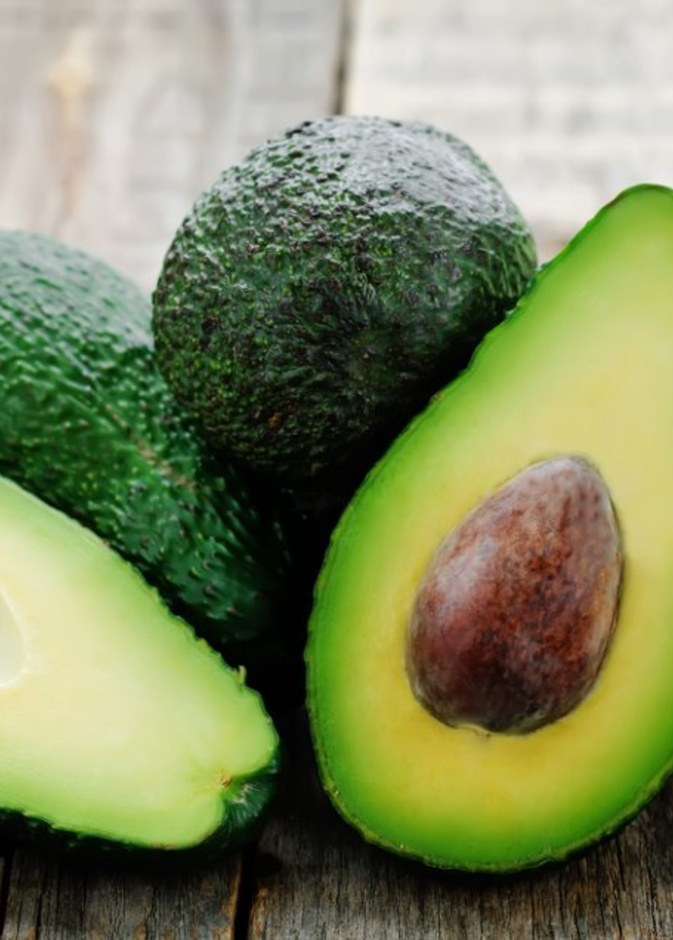 يساهم تناول ثمرة الأفوكادو في ضبط مستويات ضغط الدم والسيطرة عليه
