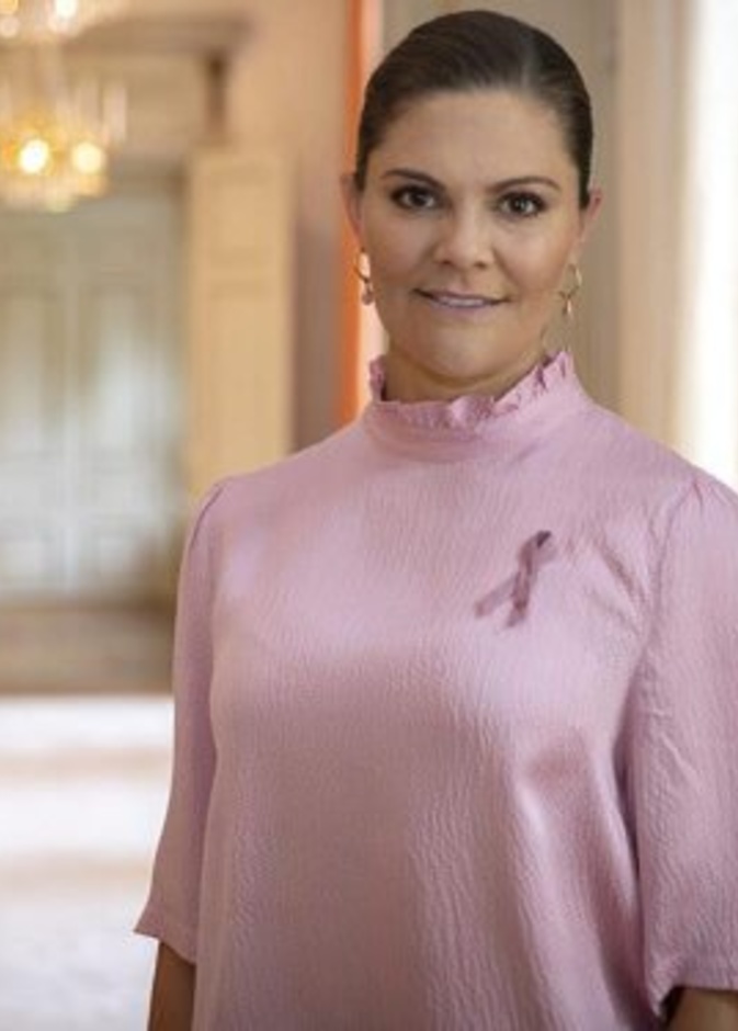 أزياء سيدات العائلات الملكية باللون الوردي للتوعية بسرطان الثدي