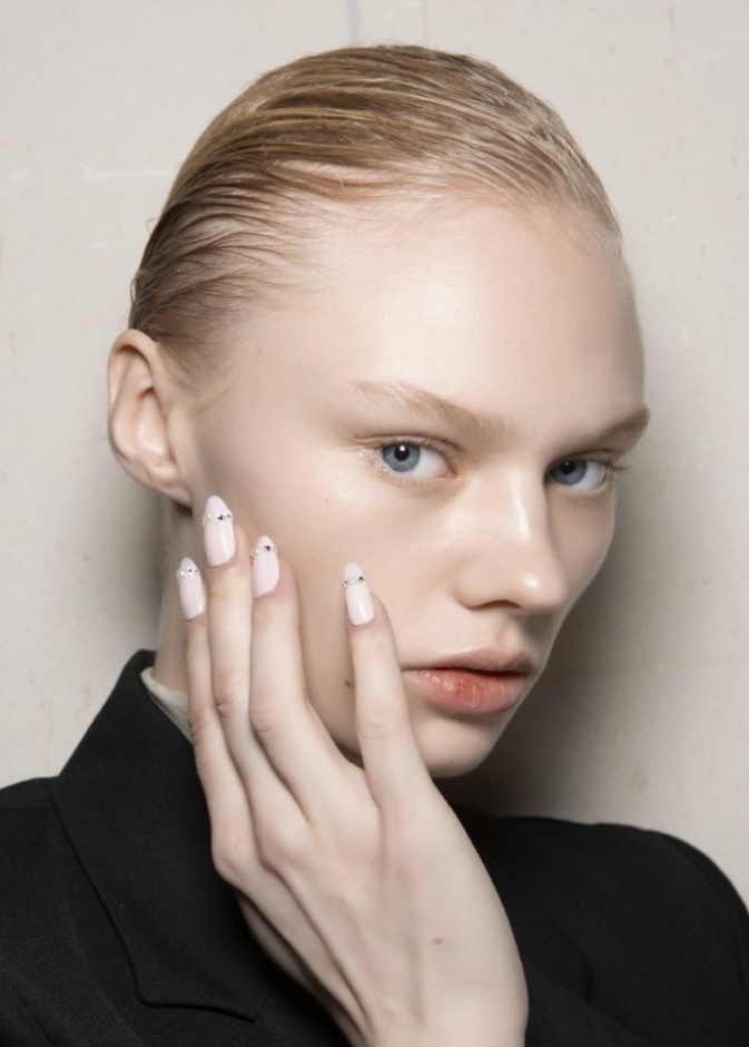  الوان مناكير برسمات الفرانش لاطلالات خريف 2020 من Giambattista Valli