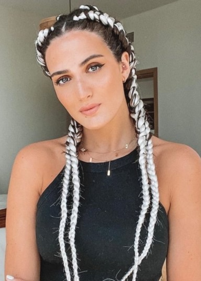 ياسمين زهران تلهمك بتسريحة الضفائر الملونة