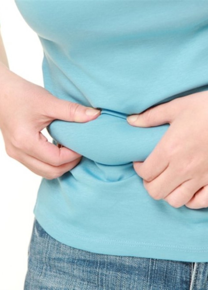 أسباب ظهور ترهلات البطن وطرق علاجها الفعالة