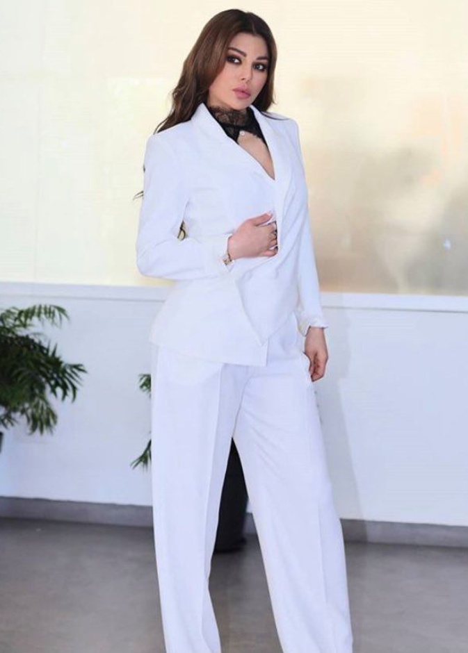 اطلالات هيفاء وهبي بالبدلة البيضاء في مسلسل اسود فاتح