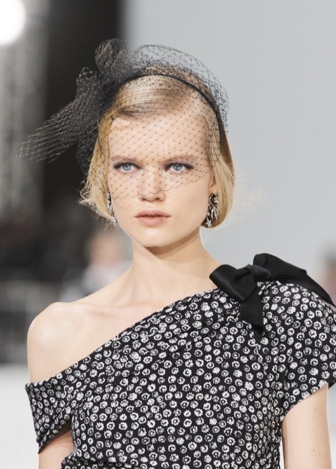 ابرز الاطلالات الجمالية مع المكياج السموكي في عرض أزياء شانيل لربيع 2021