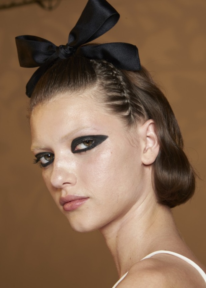 صيحة الكحل الداكن من وحي Giambattista Valli هي من ابرز الصيحات الجمالية في ربيع وصيف 2021