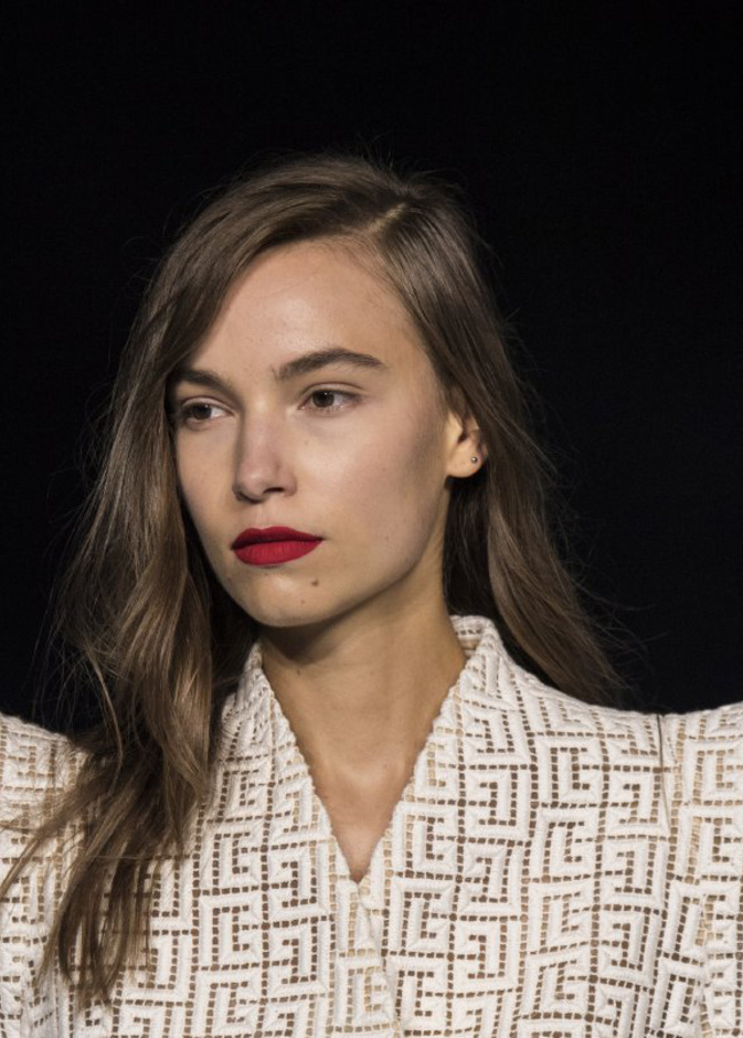 افضل صيحات جمالية مع أحمر الشفاه القوي من دار Balmain