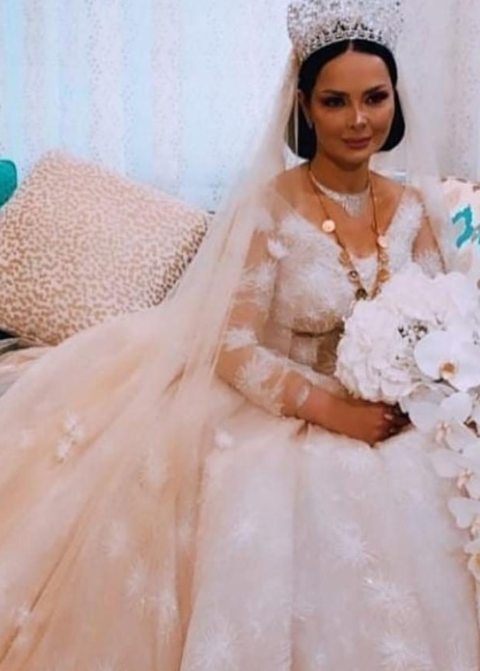  ديانا كرزون مع عريسها.