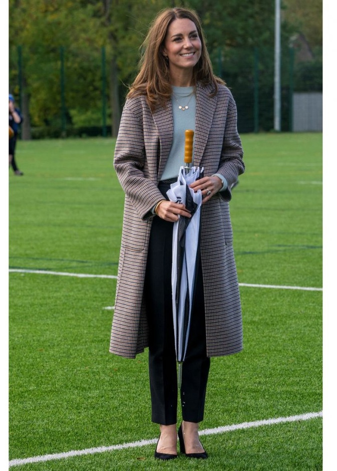  تفاصيل احدث اطلالات كيت ميدلتون بلوك شتوي بامتياز