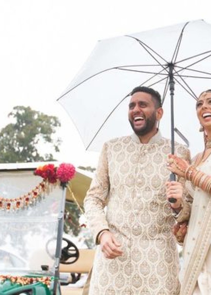 تنقل العروسين بين المدعوين بواسطة عربة الغولف