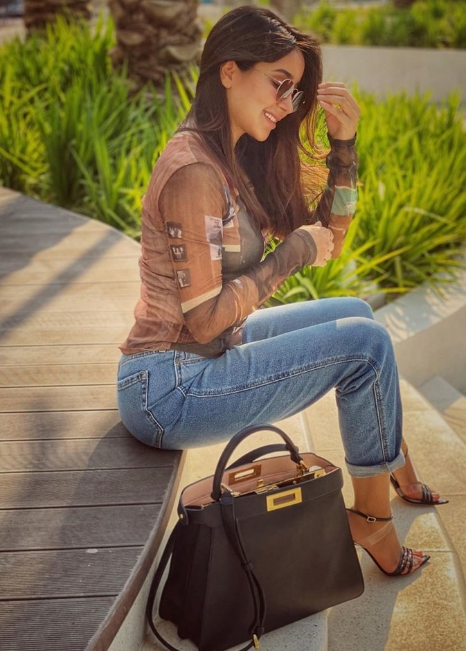 تنسيق موضة الجينز مع التوبات الضيقة من وحي اطلالات اسيل عمران