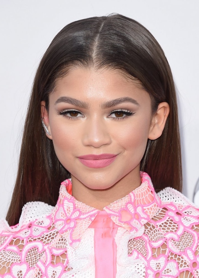  الوان احمر شفاه زهري ومات من اطلالة Zendaya