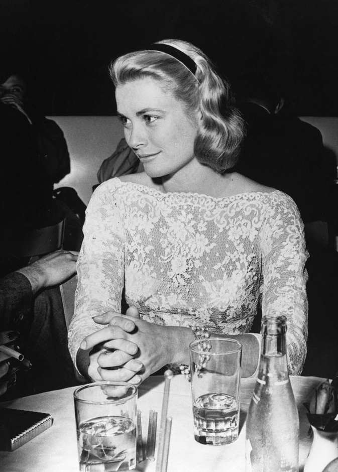 طوق الشعر.. من أشهر إطلالات "أميرة الأناقة" غريس كيلي