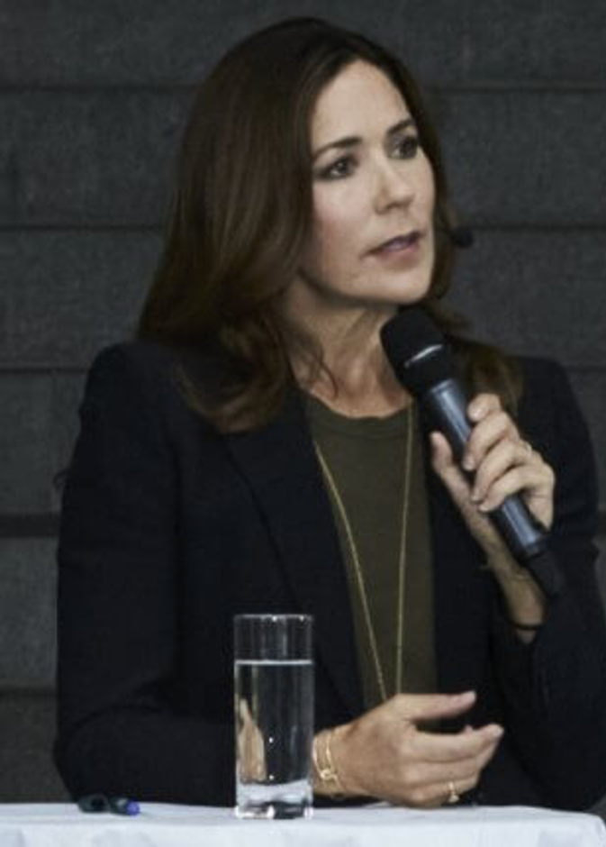 الأميرة ماري تلتقي بفتيات من إفريقيا