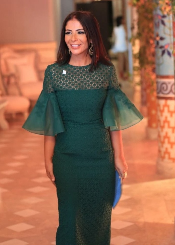 موديلات تناسب قصيرات القامة مع أكمام الكلوش من اطلالات منى زكي