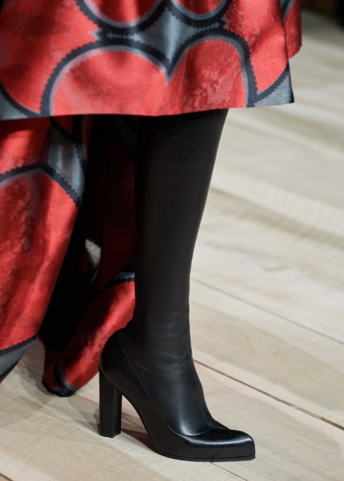 حذاء جلد أسود من Alexander McQueen 