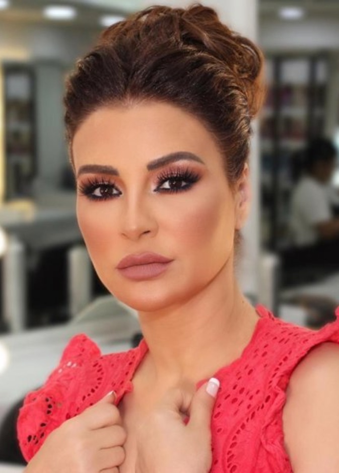 ماغي بو غصن بمكياج وردي دعما لحملات التوعية من سرطان الثدي