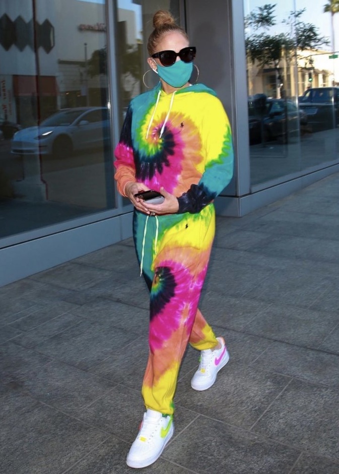 أحدث إطلالات جينيفر لوبيز الملونة والمرحة في بيفرلي هيلز