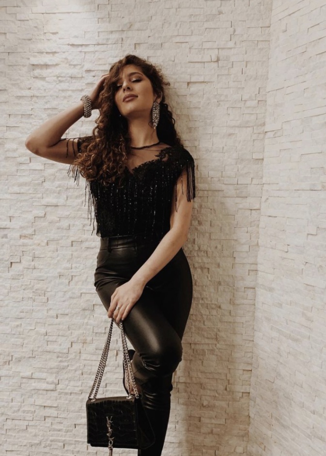 اعتمدت مايان السيد تنسيق باللون الأسود