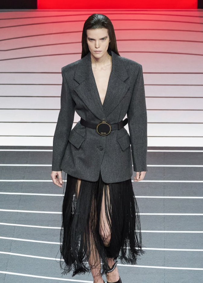 افكار تنسيق البليزر مع الحزام لخريف 2020 Prada