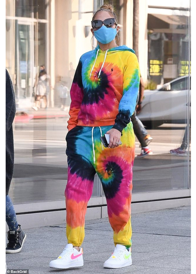 خطفت النجمة جينيفر لوبيز الأنظار ببدلة رياضية عصرية من مجموعة رالف لورين