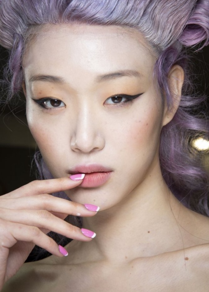 رسومات اظافر باللون الزهري الفرانش من Moschino