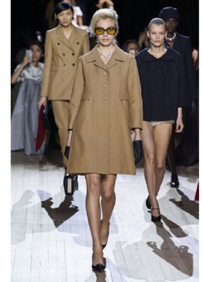  معاطف مستقيمة بأسلوب الفستان الابيض والريش من دار Giambattista Valli