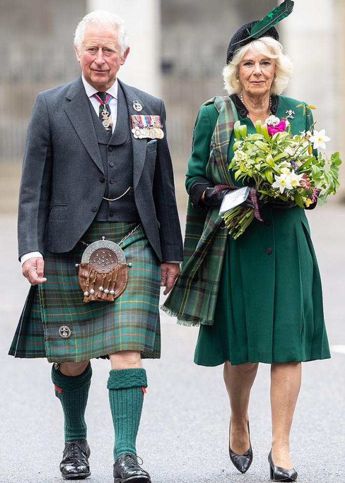 لماذا يرتدي الأمير تشارلز التنورة عند زيارته إلى اسكتلندا؟