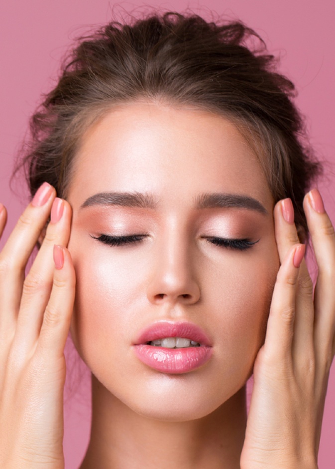 مكياج وردي ناعم دعما لمريضات سرطان الثدي