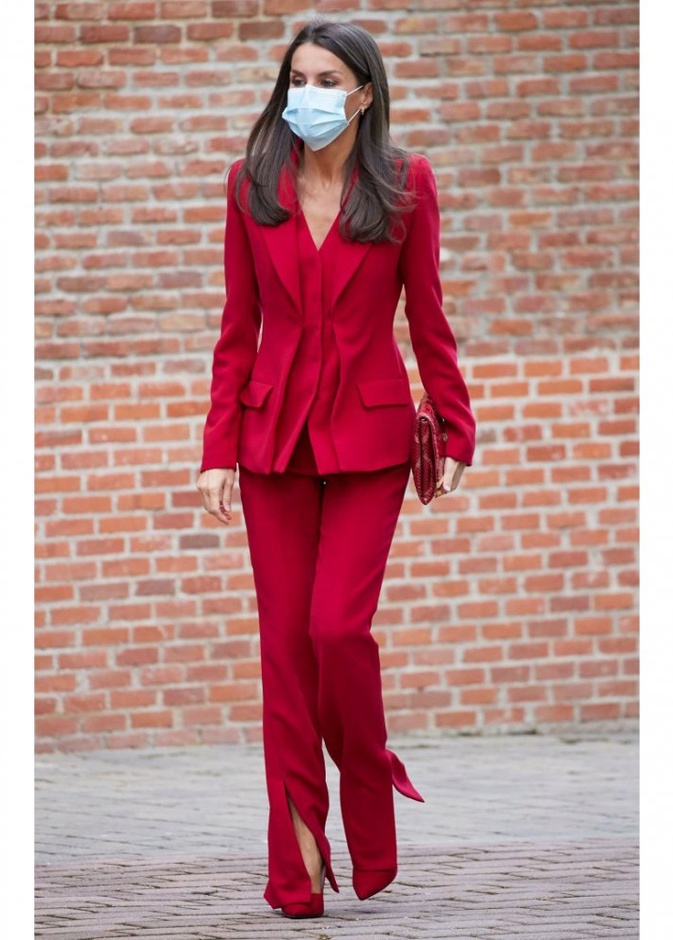  بدت الملكة ليتيزيا ساحرة ببدلة باللون الأحمر من تصميم Roberto Torretta