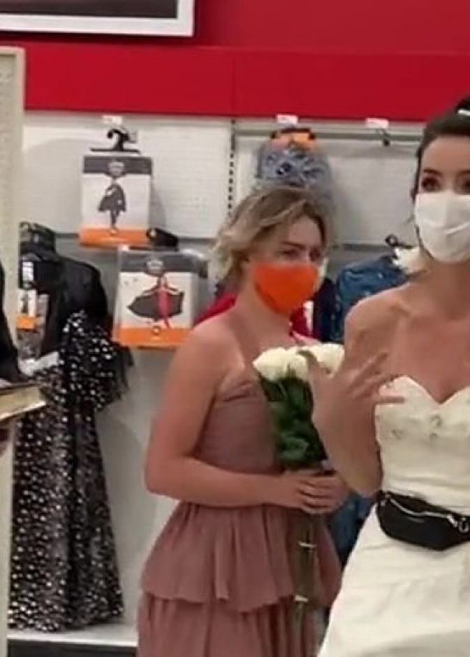 الفتاة و معها القس و صديقتها الوصيفة