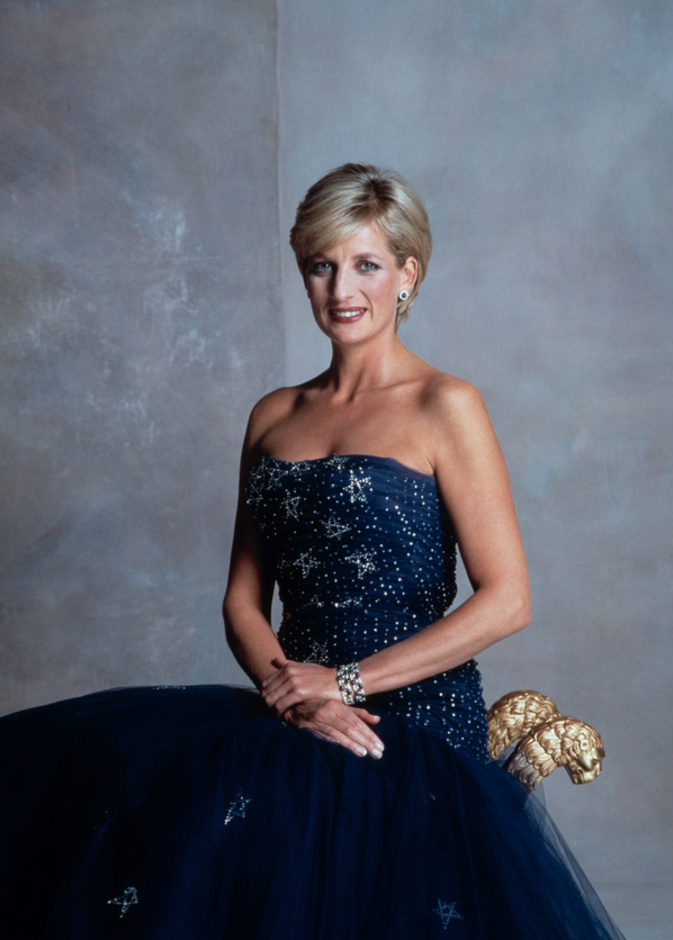 قطع المجوهرات المزينة بالأحجار الكريمة لسيدات العائلات الملكية وفقا لشهور ميلادهن