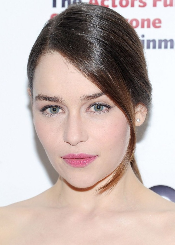 احمر شفاه باللون الزهري الفاتح من اطلالة Emilia Clarke