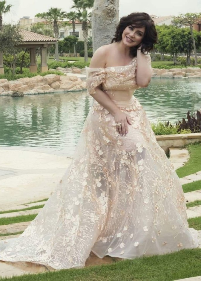  سلاف فواخرجي بفستان من دون اكتاف