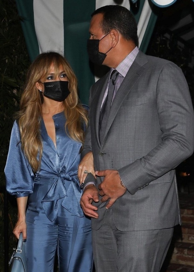 جينيفر لوبيز تظهر قصة شعرها الجديدة في أحدث ظهور لها برفقة خطيبها