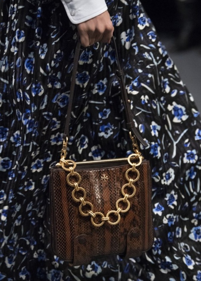  موديلات حقائب يد مع السلاسل العريضة والذهبية من دار Tory Burch