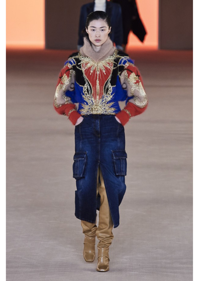 إختاري الكنزة المزيّنة بالنقشات وأكملي الإطلالة بجزمة من وحي إطلالة Balmain