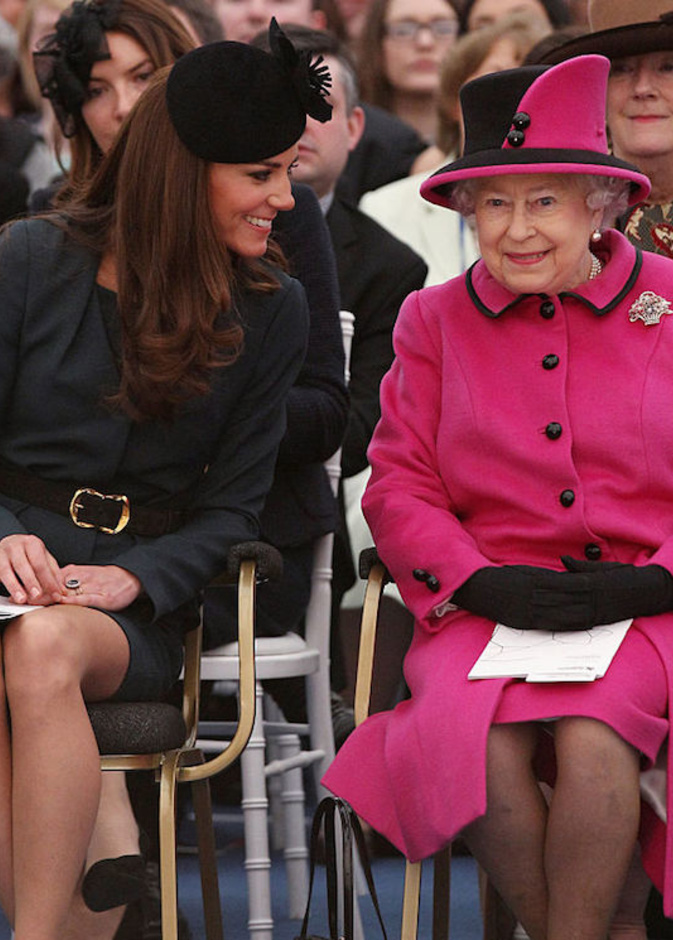 عروض الأزياء.. شغف سيدات القصور الملكية على مر السنين