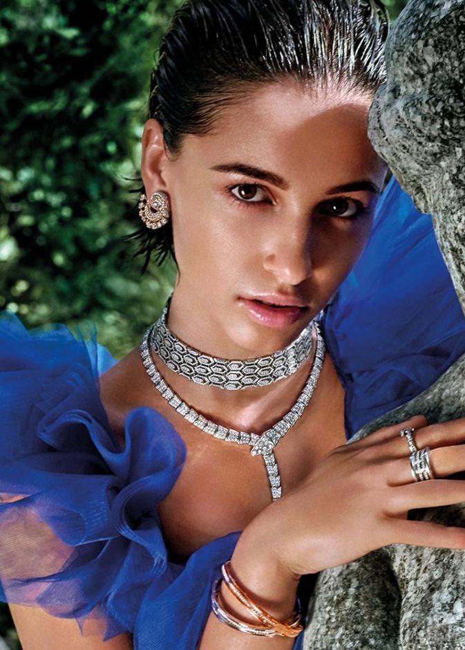 نعومي سكوت Naomi Scott  متزينة بمجوهرات سيربنتي من بولغري 