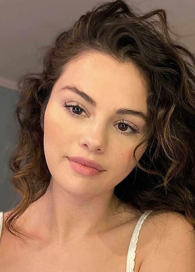 سيلينا جوميز تستعد لإنتاج وبطولة فيلم الرعب النفسي Dollhouse