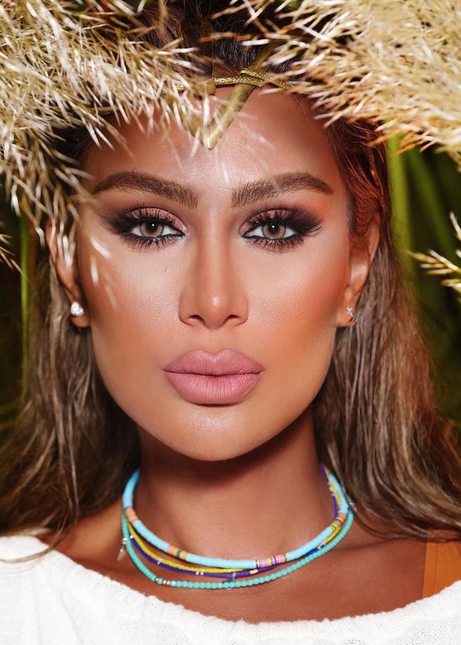 رسمات حواجب عريضة وفاتحة على طريقة النجمة مايا دياب