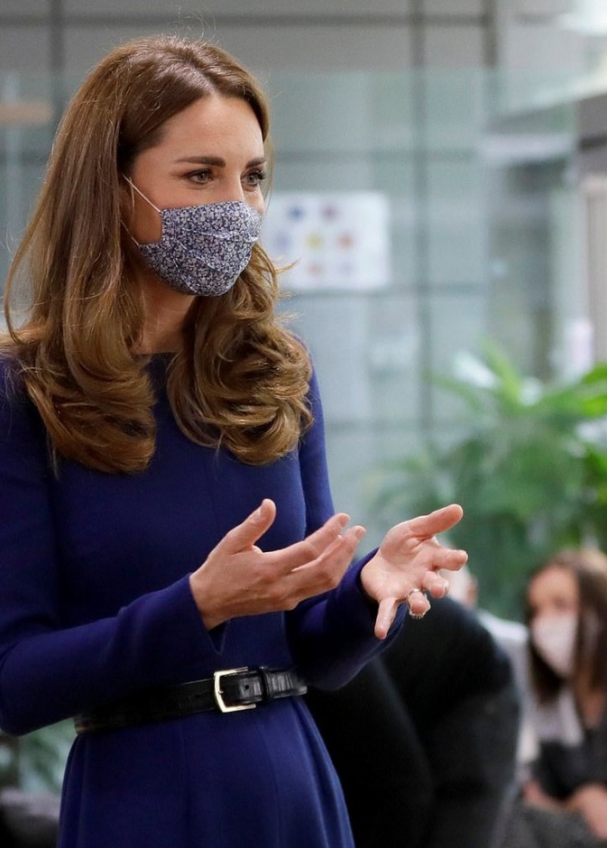 خطفت كيت الأنظار بفستان ميدي من تصميم Emilia Wickstead