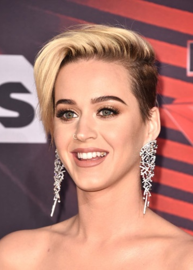  أقراط كيتي بيري من جيكوب اند كو Jacob & Co