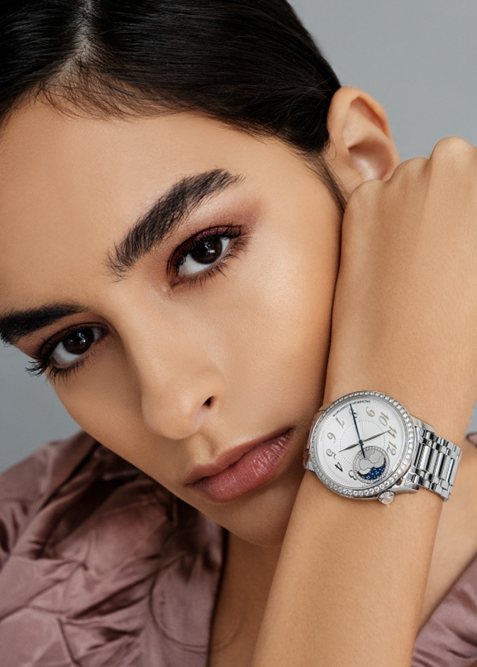 ساعة "إيجيري مون فاز" Égérie Moon Phaseمن الفولاذ. من دار "ڤاشرون كونستنتان" Vacheron Constantin فستان من "ميو ميو" Miu Miu