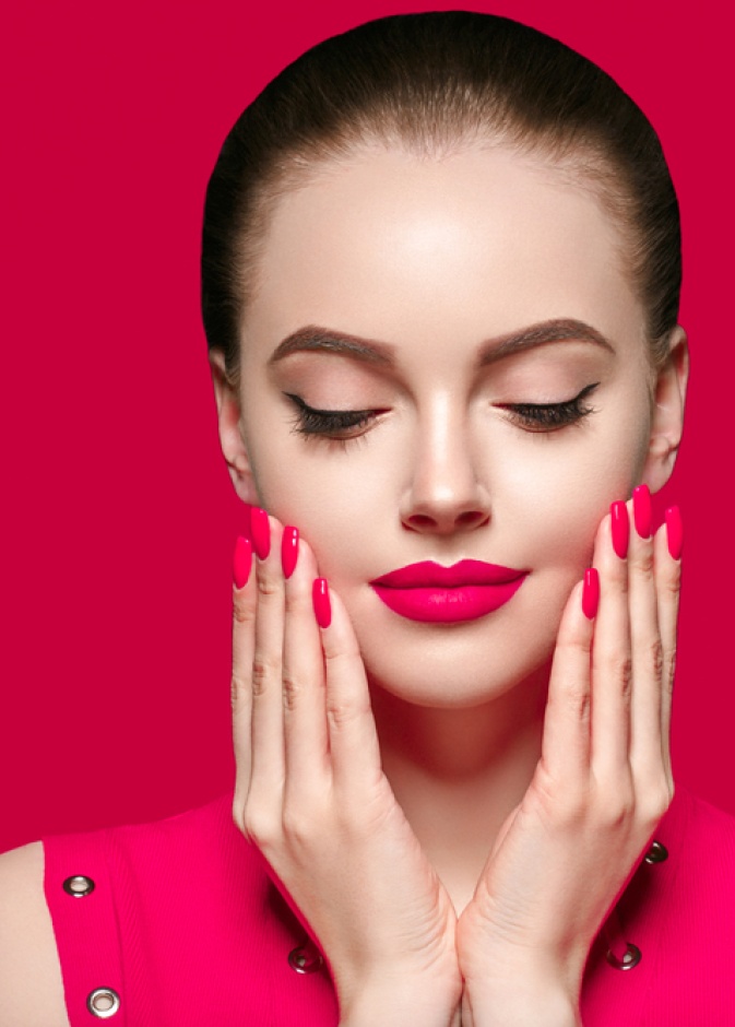 احدث واجمل رسومات اظافر باللون الوردي للتوعية بمخاطر سرطان الثدي