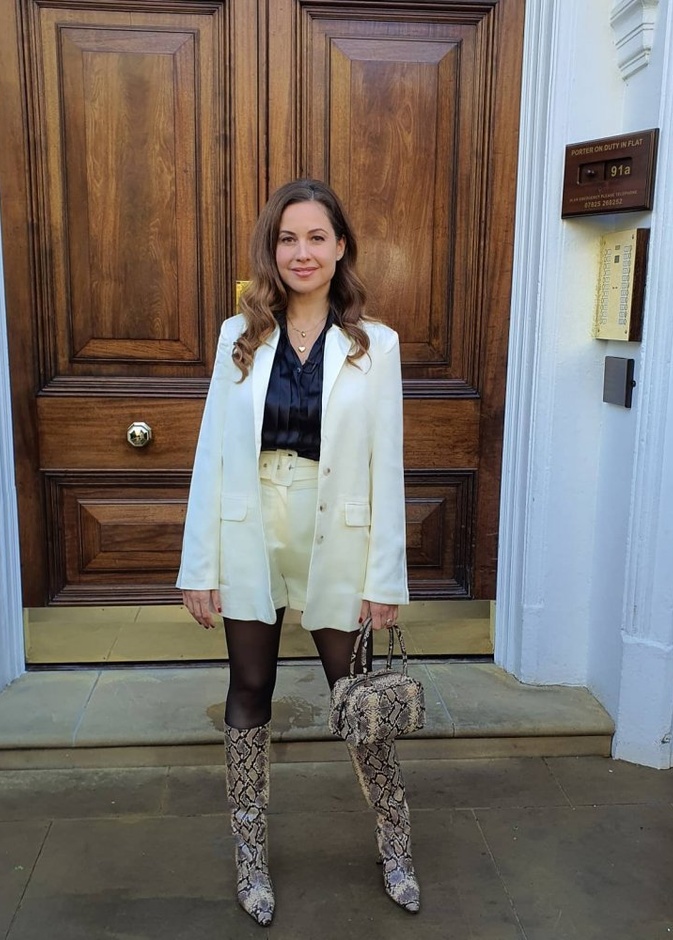 ريا ابي راشد في احدث اطلالاتها تتألق بالهوت شورت وجلد الثعبان