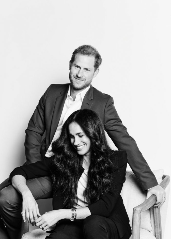 ميغان ماركل تختار اطلالة البدلة في اول صورة رسمية رسمية لهما بعد الابتعاد عن العائلة الملكية