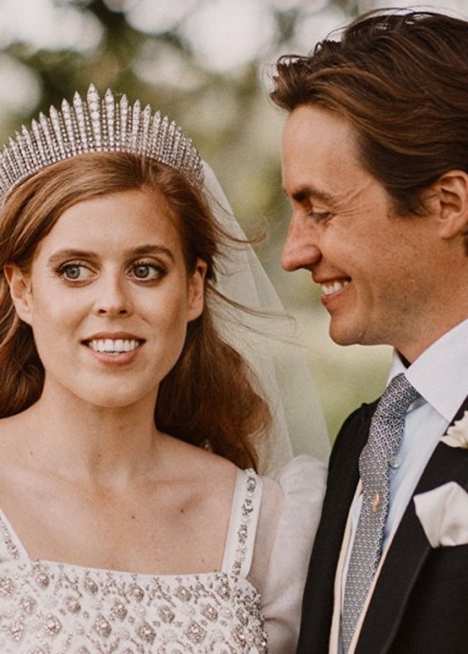 الأميرة بياتريس فخورة بارتداء فستان جدتها ملكة بريطانيا