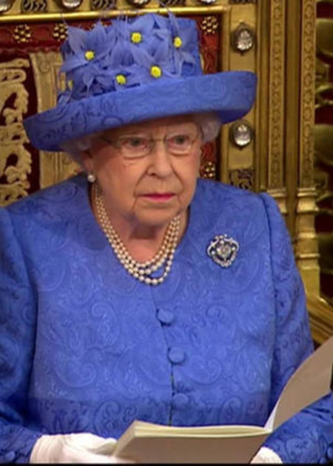 تعرفوا على رسائل سيدات القصر الملكي البريطاني الخفية عبر أزيائهن