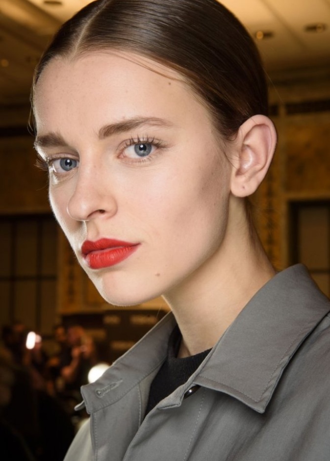  احمر شفاه مرجاني مات من وحي اطلالات Oscar De La Renta