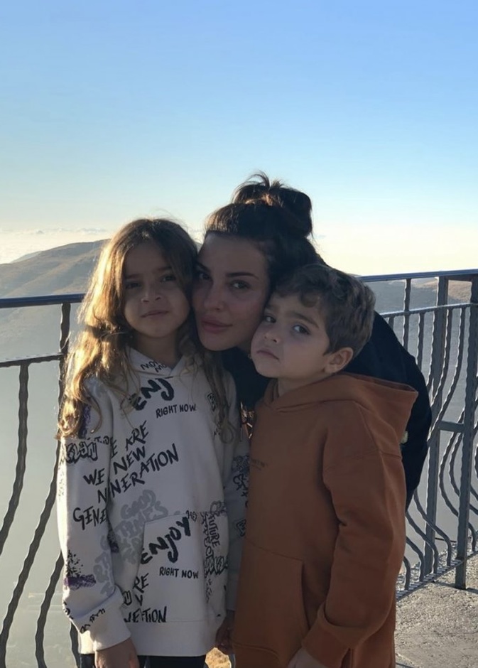 نادين نسيب نجيم تستمتع بالأجواء الباردة مع ابنها جيوفاني وابنتها هافن