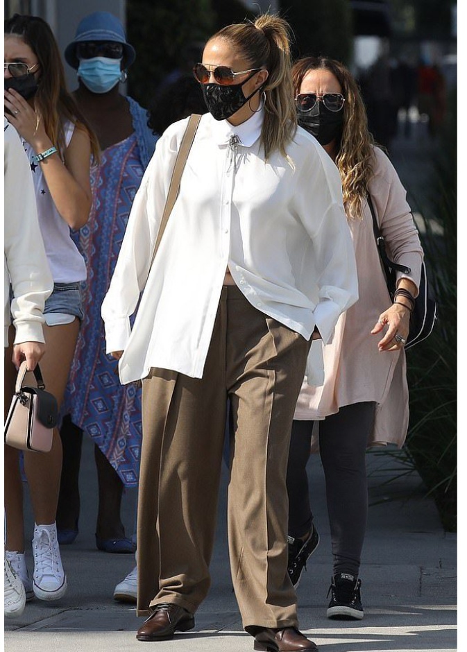 اطلالة جينيفر لوبيز بصيحة الأوفر سايز بالقصات الذكورية